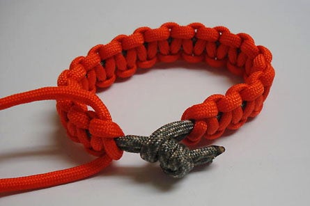 "paracord bracelet"