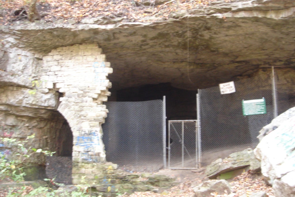 St. Louis, MO Cliff Cave Spring Valley Trail