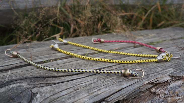 Make Snow Traction With a Bungee Cord Get four bungee cords (two per shoe), about six inches in length. Experiment with lengths until you find the right one.