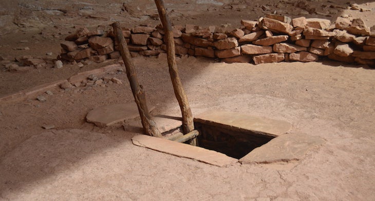 Ladder at Perfect Kiva grand gulch, utah - perfect kiva