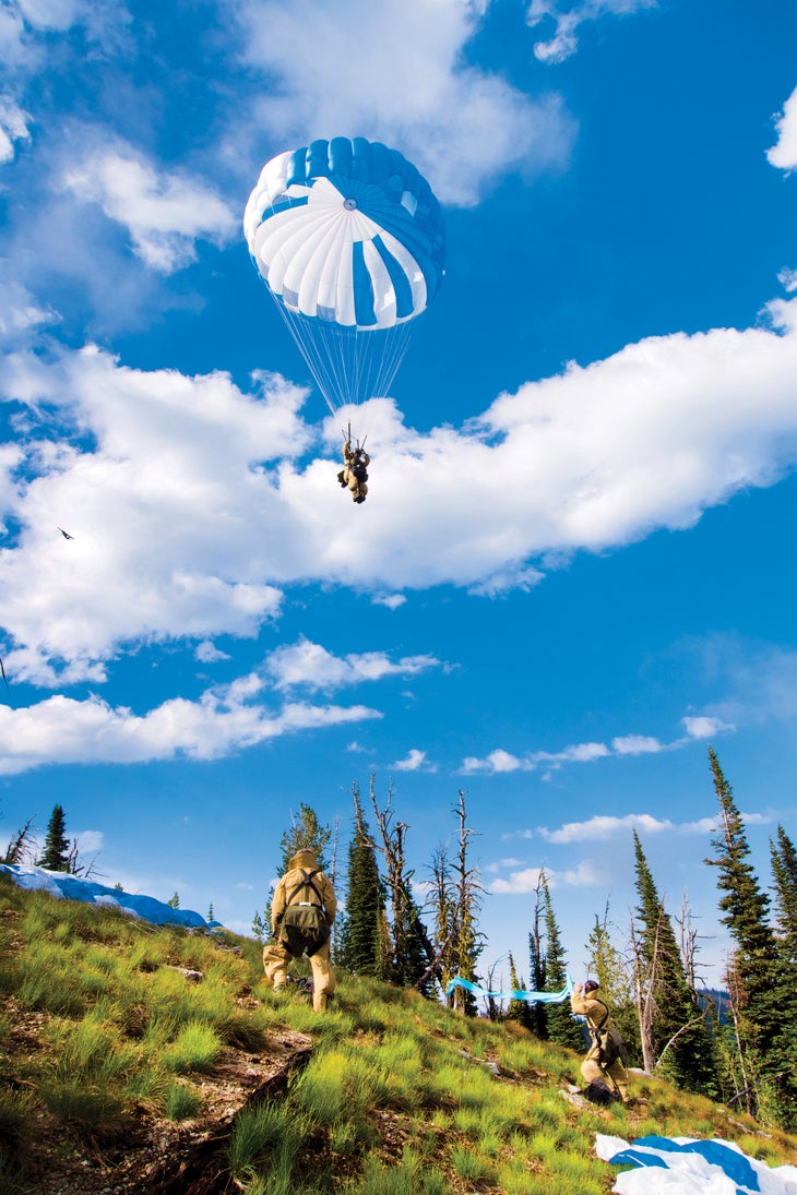 BP0817SMOKE_Ring_Fire_LandingThomasHaney_gn smokejumper