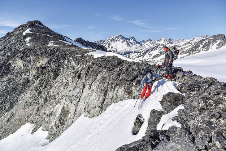 BP0118FEAT_BC_-Hage1521 skiing the spearhead traverse