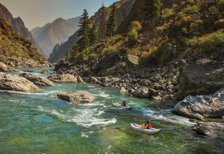 4-16-18-Middle-Fork_gn Paddlers on the Lower Klamath