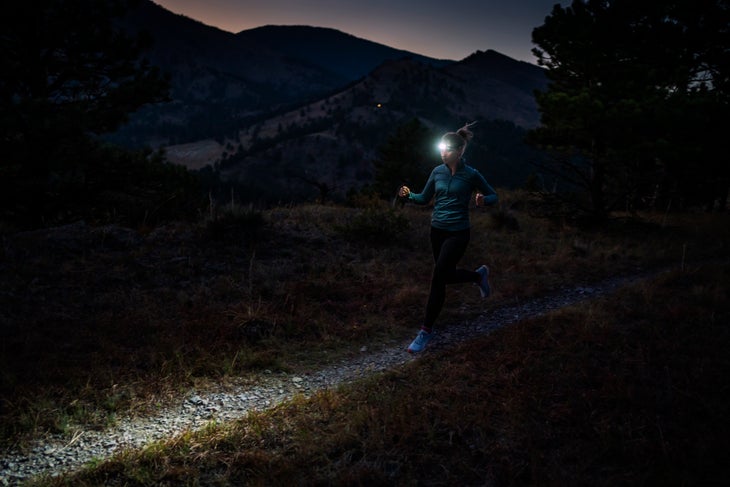 Petzl_strange_06_move in peace Woman trail running at night with headlamp.