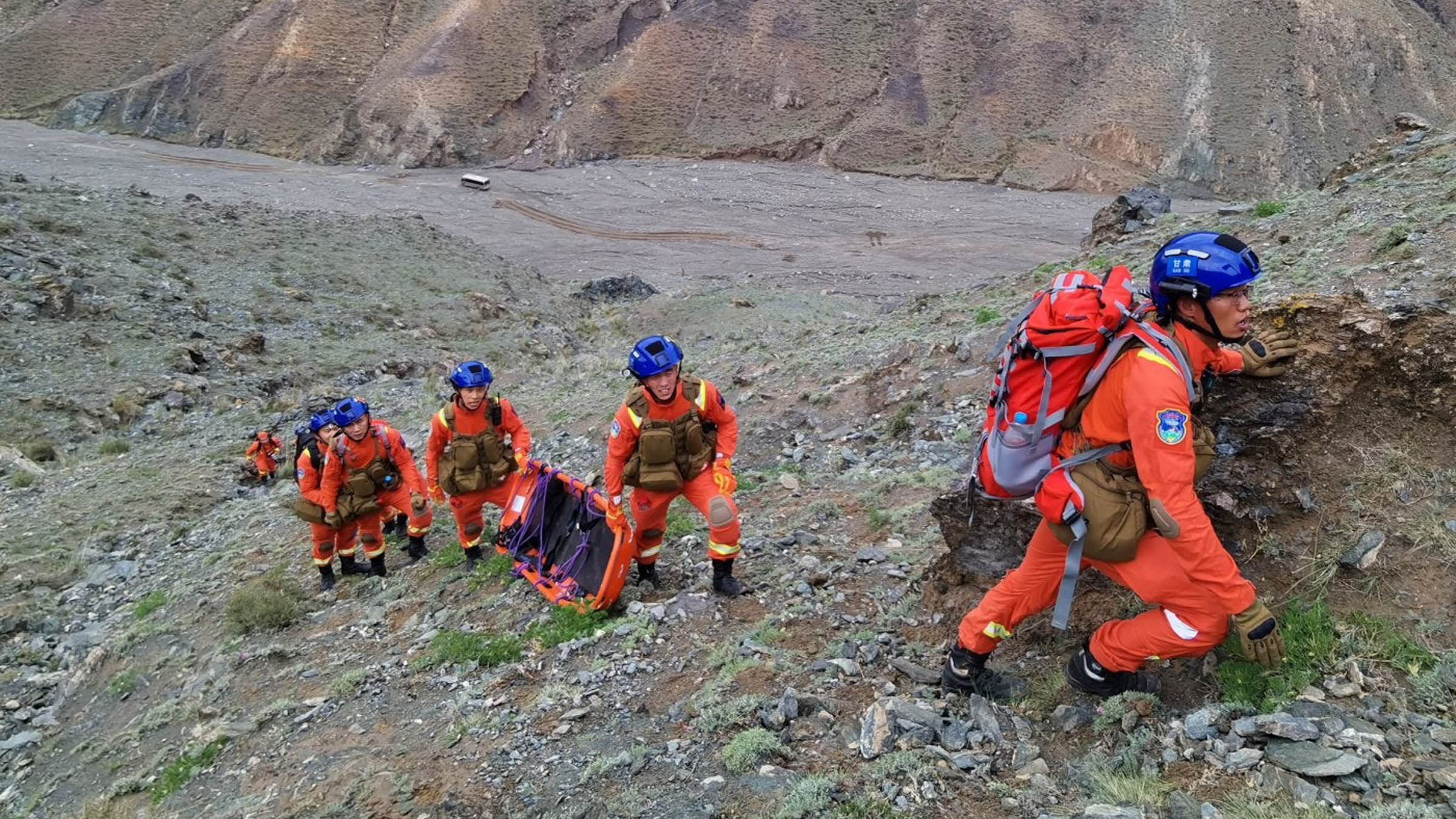 Ultramarathon rescuers in China climbing a hill