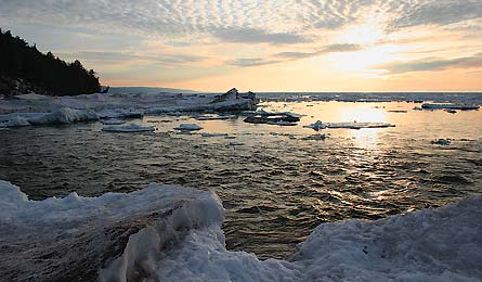 BP1011DESTRipMid SRichardson 445x260 31541 Winter views of Lake Superior (Photo by Sandy Richardson)