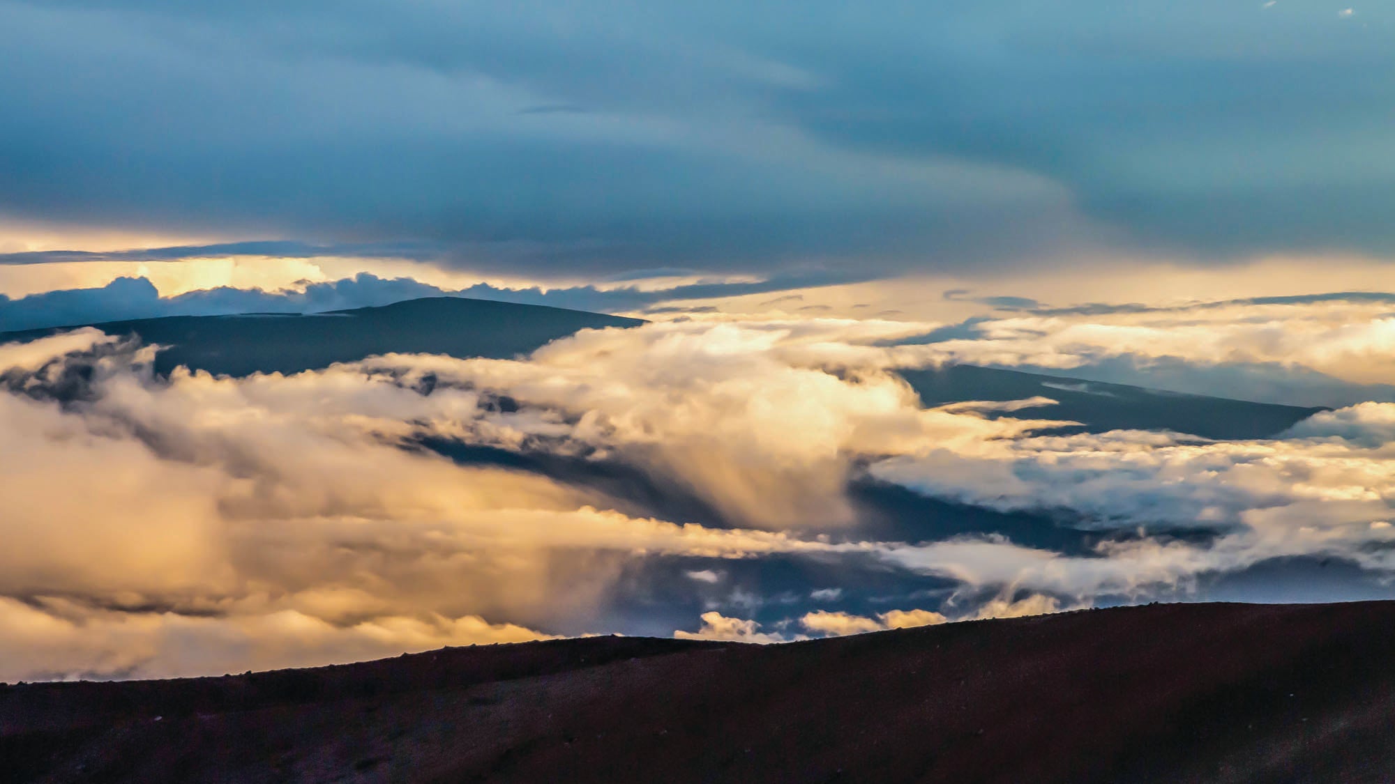 JanFeb21Adv_TripNarrative_AdobeStock233909871_bjk Clouds from Mauna Loa